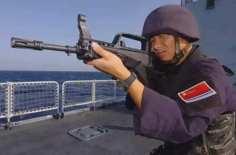 95式步枪夜间作战不佳,被差评十年,我军用一根玻璃管完美解决_手机