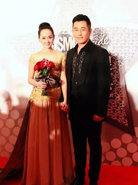 我们也祝福王志飞和妻子可以恩爱永远,携手共白头.