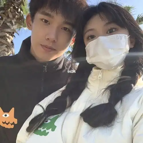 和女朋友的合照哪一张发朋友圈啊