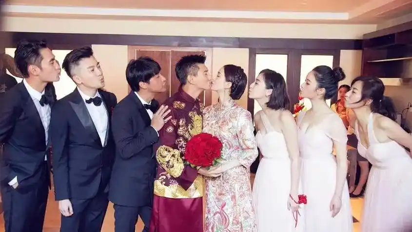 杨幂被嘲太势利,谁红跟谁玩?_腾讯新闻