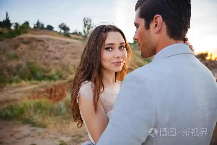 浪漫结婚情侣接吻和拥抱在沙滩上