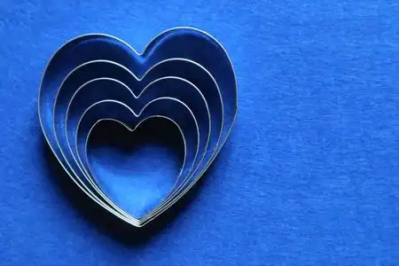 在蓝色背景上,许多心形图案为2020年的流行色.有限公司照片