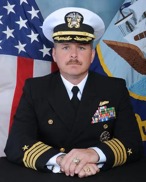 美海军"夏洛"号前任舰长在职期间管理混乱致船员士气低迷