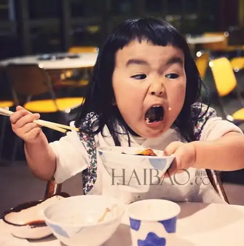 aries最擅长的就是搞怪卖萌,嘟小嘴,挑眉毛,翻眼皮,扮鬼脸……样样都