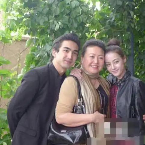 许多网友看到了迪丽热巴爸爸之后,就会晓得迪丽热巴为什么能在文娱圈