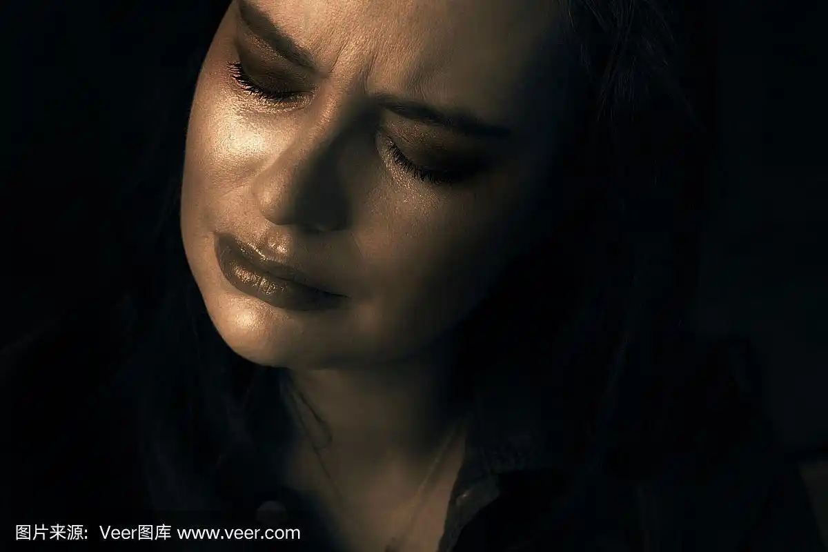 强大的情感特写女人哭泣,悲伤,思考,思考,失去