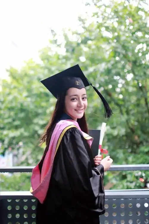 [迪丽热巴][分享]180430 迪丽热巴毕业照回顾:奶fufu的她乖得让人想拐