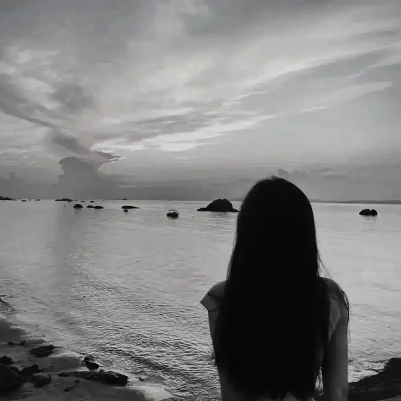 黑白忧郁伤感背影图片