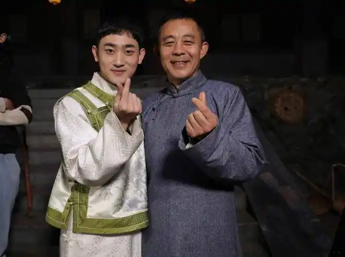 侯勇斓曦搭档,32集民国传奇大剧来了_家族_一代_木雕