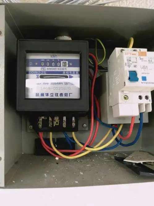 我买了电表,电闸换上新的,现有电.可是发现电表那个度数不会变动