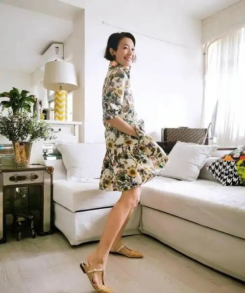 她港大毕业影视歌三栖,嫁香港区议员住豪宅生4女,48岁身材仍fit