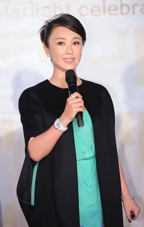 "最美妲己"傅艺伟:巅峰时退圈,36岁败光家财,对儿子愧疚一生