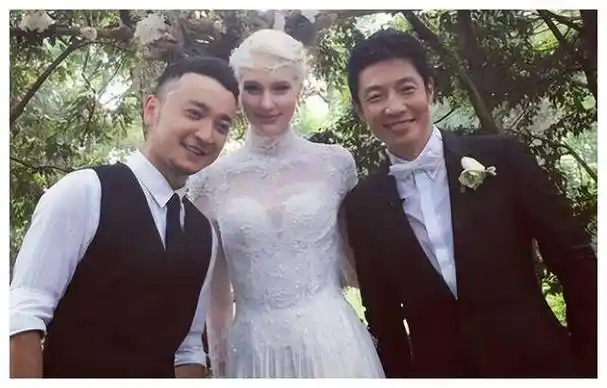 撒贝宁携龙凤胎游西安,李白夫妇穿汉服,太惊艳!