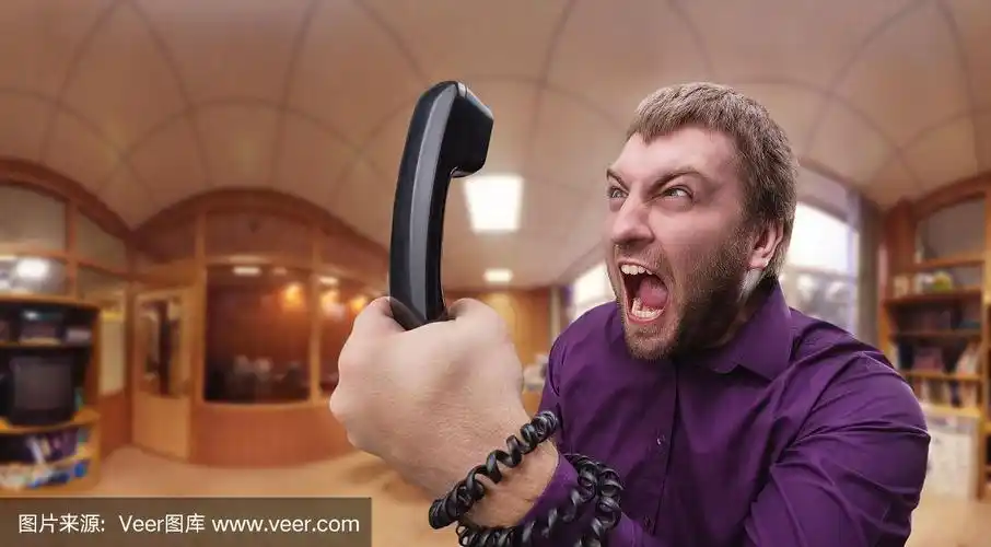 一个愤怒的男人在打电话