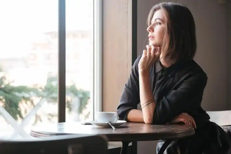 一个年轻漂亮的女人坐在咖啡桌旁拿着书喝咖啡图片id: 263711图片id