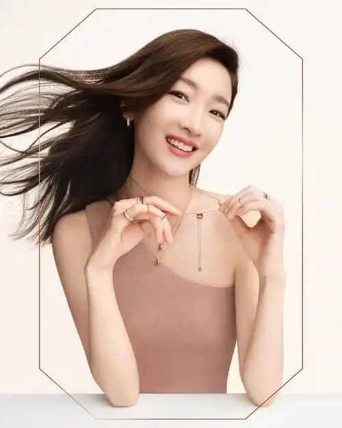 周冬雨斜肩裙秀美背,甜笑治愈迷倒众生