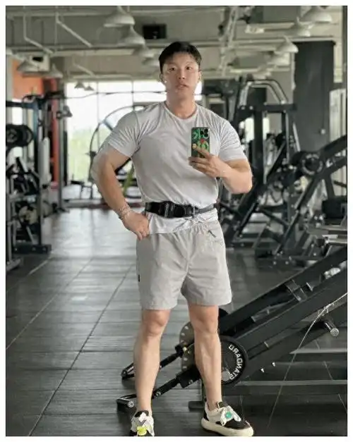 德云社饼哥烧饼澳洲演出!落地急赶健身房,网友惊呼:体能霸主!