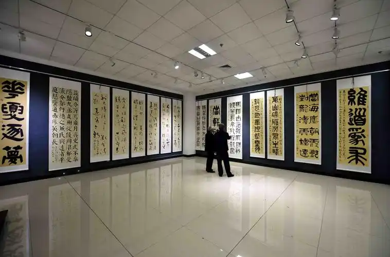 山东郯城市民观看书法展度"五一"(组图)