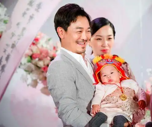 演员吴樾豪宅内景曝光整面书柜豪华似展览馆屋内大到能打台球