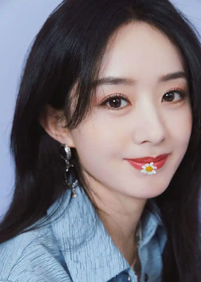 赵丽颖穿蓝色套装优雅干练 长发微卷温柔大方