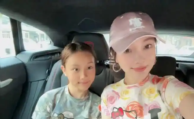 李小璐陪甜馨上课##甜馨经常笑李小璐幼稚