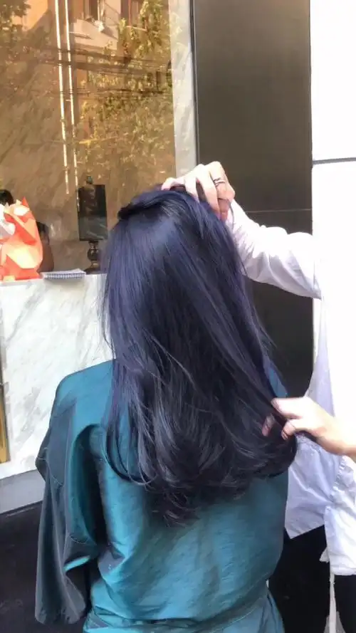 蓝黑色头发褪色后图片