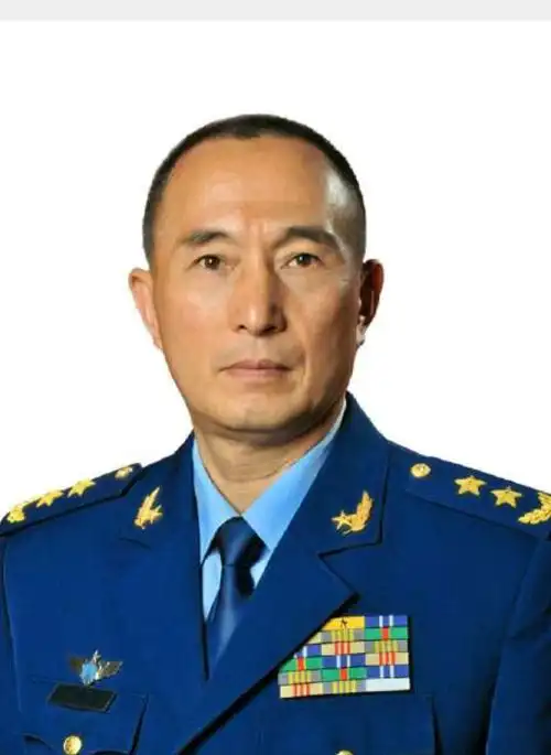 2013年7月,晋升空军中将军衔.