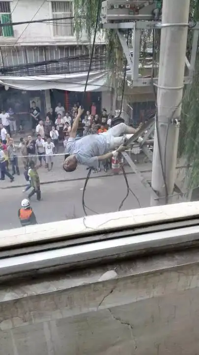 今天上午太原后北屯3名男子触电身亡!傍晚又一男子爬到了高压线上!