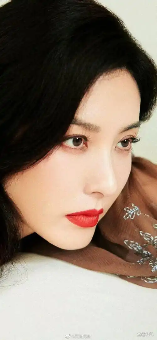 曾黎身穿棕裙大秀事业线!国色天香魔鬼身材性感撩人