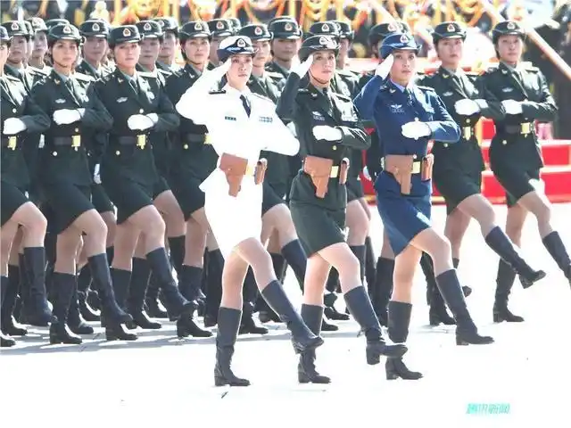 头条问答 - 军队中的女兵也是为了打仗,为何要穿裙装?(2个回答)