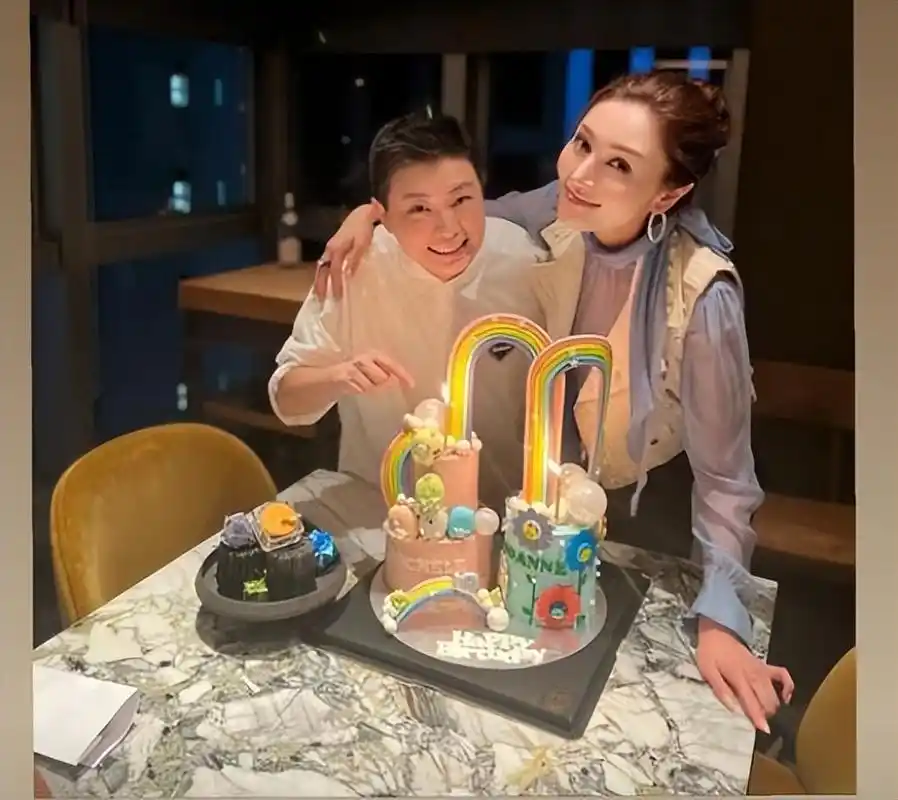 黎姿为李嘉欣庆祝生日:两大女神合体同框,奢华彩虹蛋糕成亮点