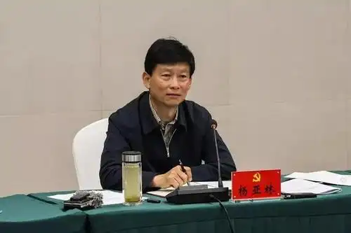 4月8日,市委书记杨亚林主持召开四届市委常委会第54次会议,市领导王忠