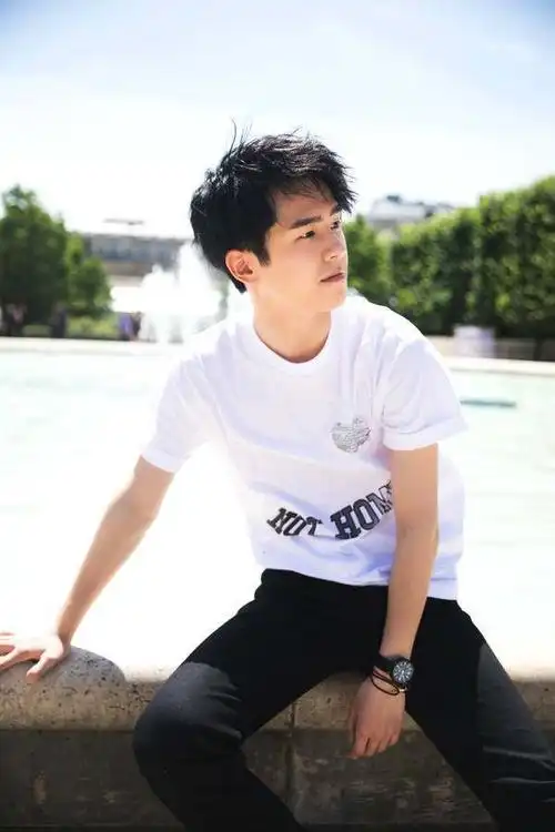 刘昊然波浪发型参加时装周网友太帅浪到国外去啦