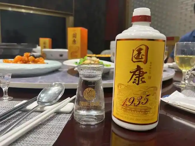 喝散白酒时酒桌敬酒需要注意什么?_山东御贤坊酒业有限公司