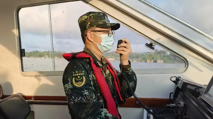 文职海警韦松成:身穿孔雀蓝 心向碧波海 - 中国军网