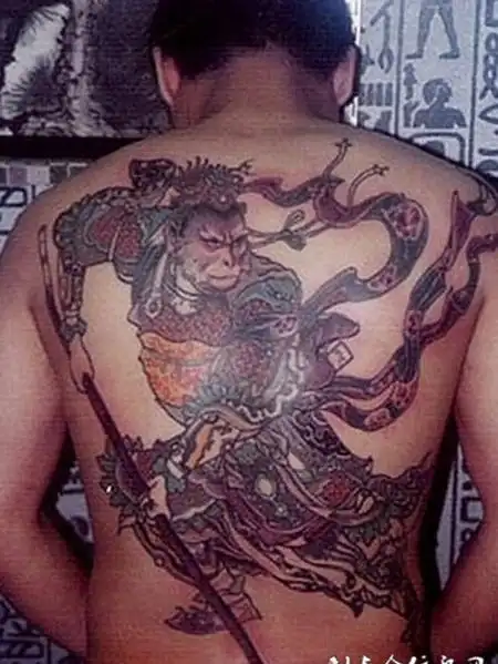 男人彩绘纹身孙悟空满背图案