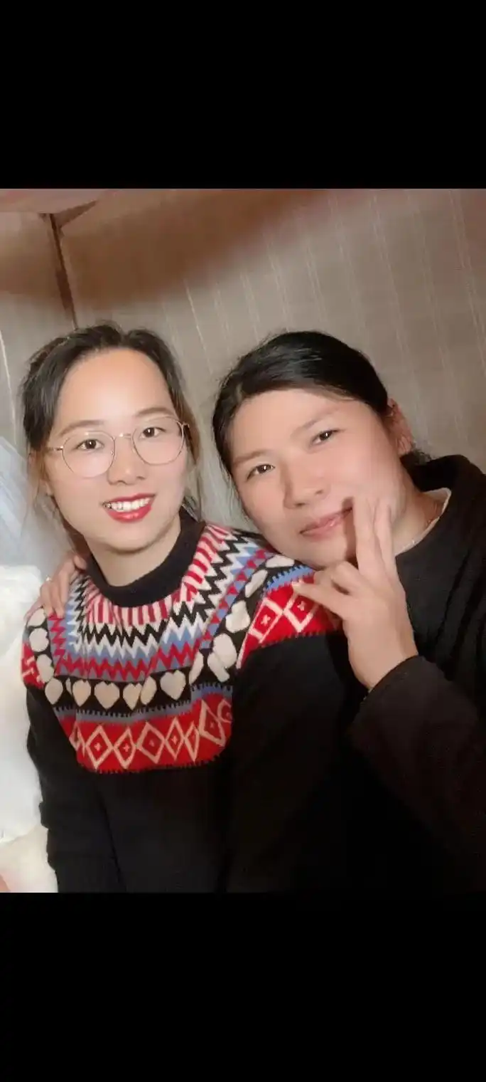 和网红莎莎合影