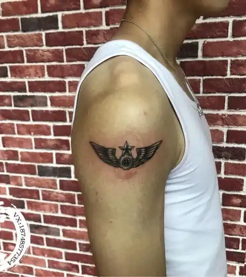 作品更新 刚退伍 把军人的标志刺在身上 对他来说应该很有意义吧_纹身