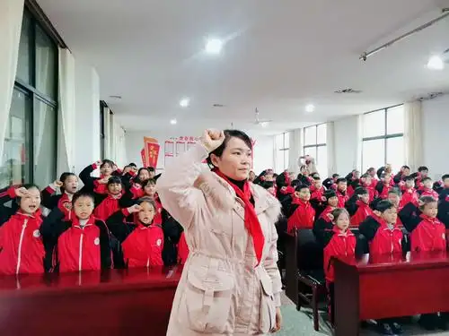 大队辅导员邢金花老师带领少先队员宣誓!