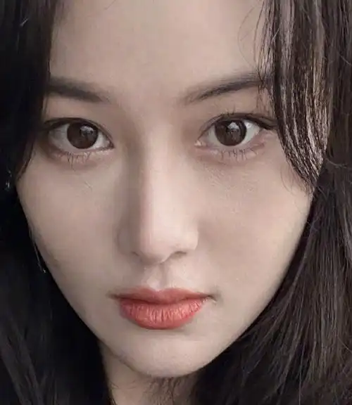 张馨予晒原相机自拍,浮粉和肌肤纹路抢镜,但不见毛孔和黑头超自信