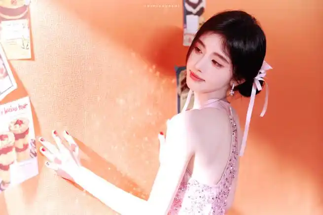 鞠婧祎粉色亮片纱裙