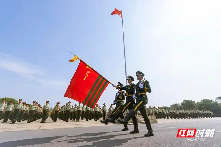 迎武警部队旗进场.