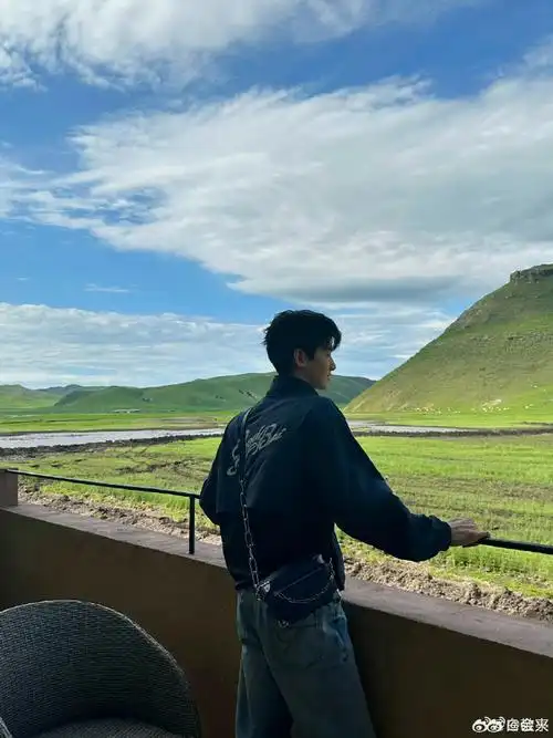 白敬亭晒风景照##谁给白敬亭拍的背影##白敬亭发了新鲜照