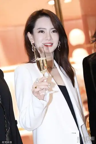 戚薇穿白西装举香槟变女总裁双腿又细又直