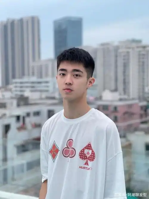 二十多岁的男生别总是剪锅盖头了,试试这3款,时髦帅气又有型!