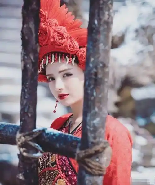 再看麦迪娜出演的香妃其实清丽脱俗已经很美比热巴都耐看