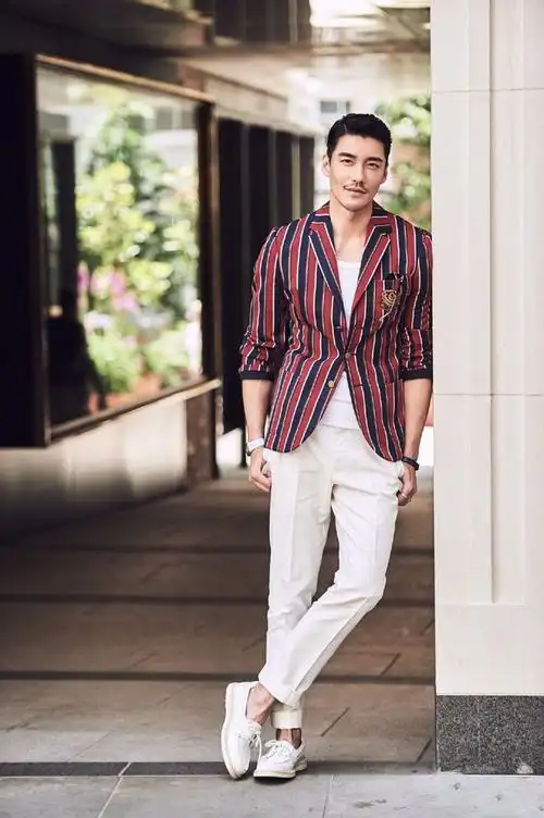 胡兵红蓝条纹西装展现英伦风置身玫瑰魅力十足妥妥的男神