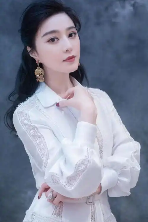 范冰冰在国外真高调,全黑look配奶奶灰马尾好飒,超强气场a炸了