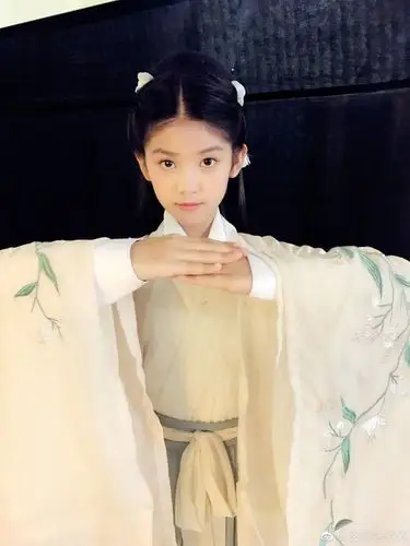 赵蕴卓# 优宝最喜欢古装了,两种发型大家喜欢哪个!