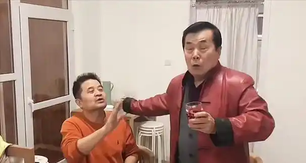 毕福剑与星光大道歌手聚会现场不断抖腿不喝酒改喝果汁